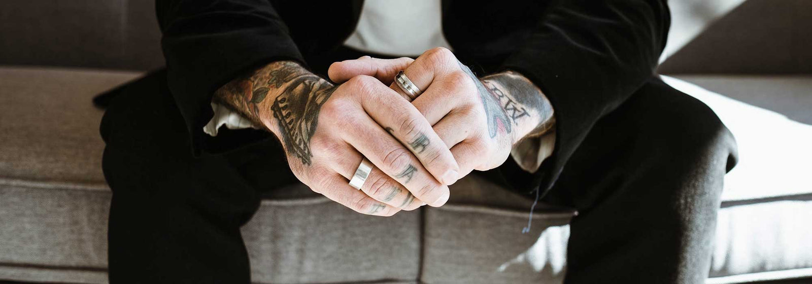 Man tattoos rings hands